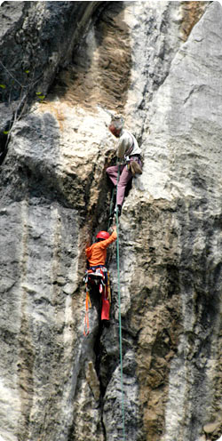 Heinz Grill (hore) na jednej ním vytvorenej lezeckej ceste
