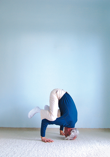 Yoga posa il corvo - gambe messe