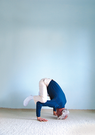 Headstand with transition to the crow