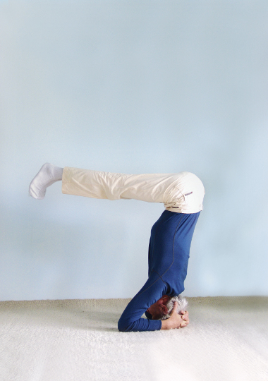 Lifting into the headstand