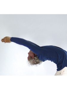 The movement begins in the middle of the spine and continues upwards. The pelvis remains straight and the lower back does not cave in but is led into an extension.