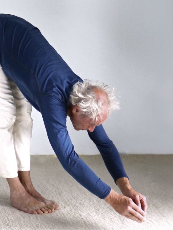 The arms, the neck and the shoulders remain permeable while the middle of the back begins to build up the tension.