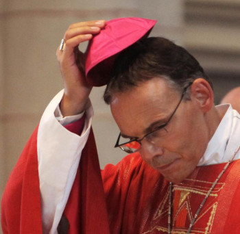 Zur Weihehandlung nimmt der Bischof die Kappe ab