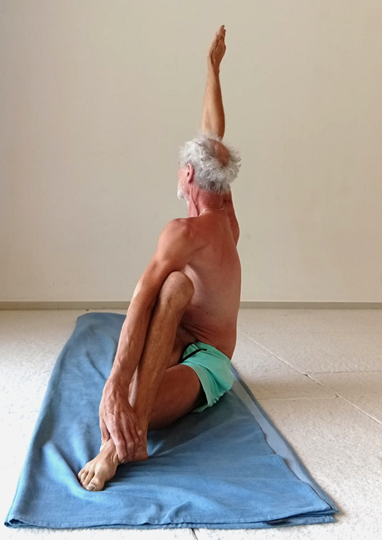 Ardha Matsyendrasana, der Drehsitz im Yoga, fördert Bewusstheit und eine differenzierte Wahrnehmung von Beziehungen.
