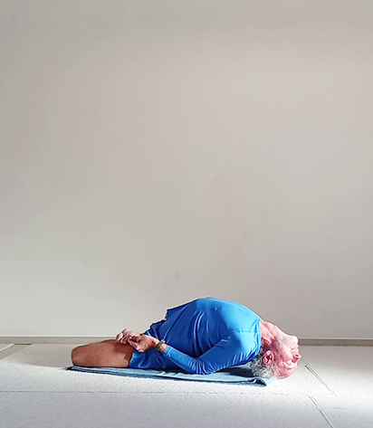 Matsyasana im Lotus mit zurückgelegtem Kopf und geöffneter Brustregion