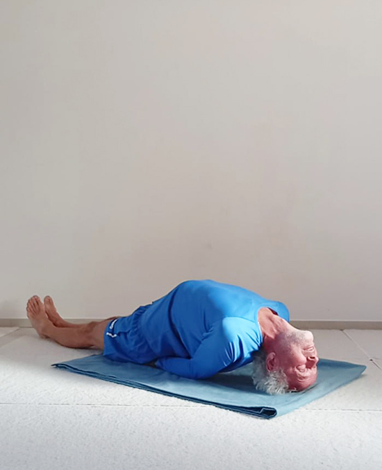 Matsyasana mit gestreckten Beinen in der Endhaltung
