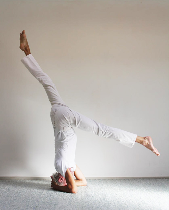 Sirsasana mit Beinvariation als Ausdruck von Bewusstsein, Gedankenkraft und innerer Lebendigkeit