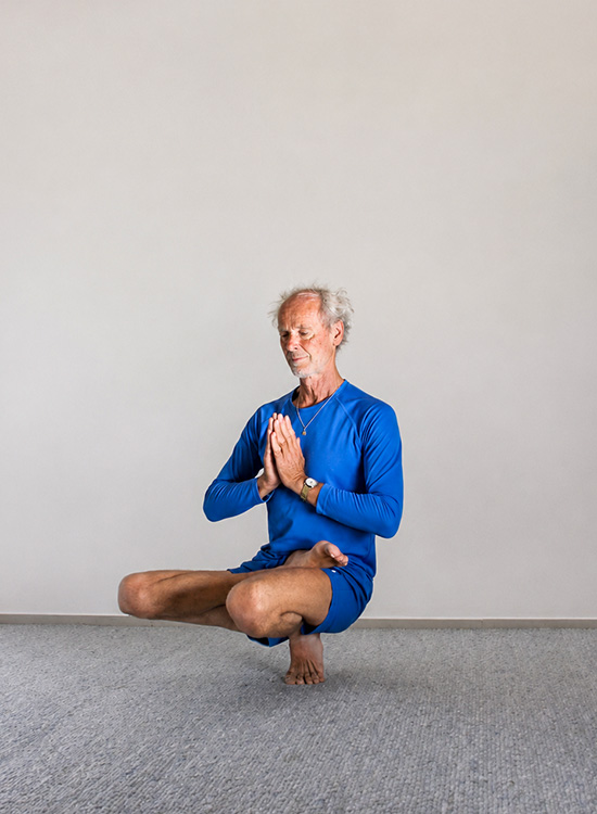 Heinz Grill in einer meditativen Yogahaltung als Sinnbild für die praktische Verwirklichung spiritueller Inhalte im Alltag.