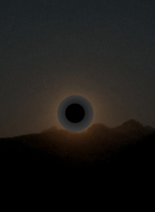 Symbolische Darstellung eines verdunkelten Mondes vor einer Bergsilhouette
