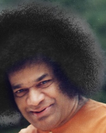 Porträt von Sathya Sai Baba mit konzentriertem Blick