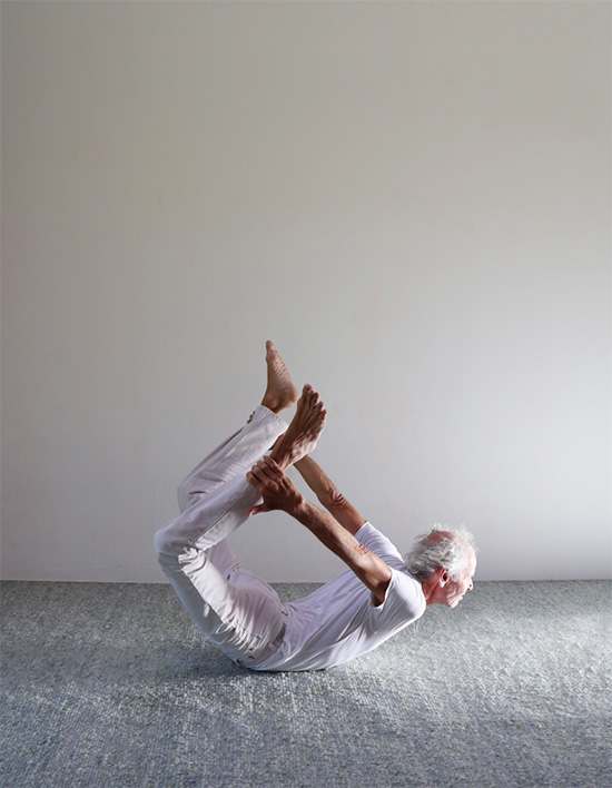 Yogaübender in Dhanurasana mit deutlich angehobenem Brust