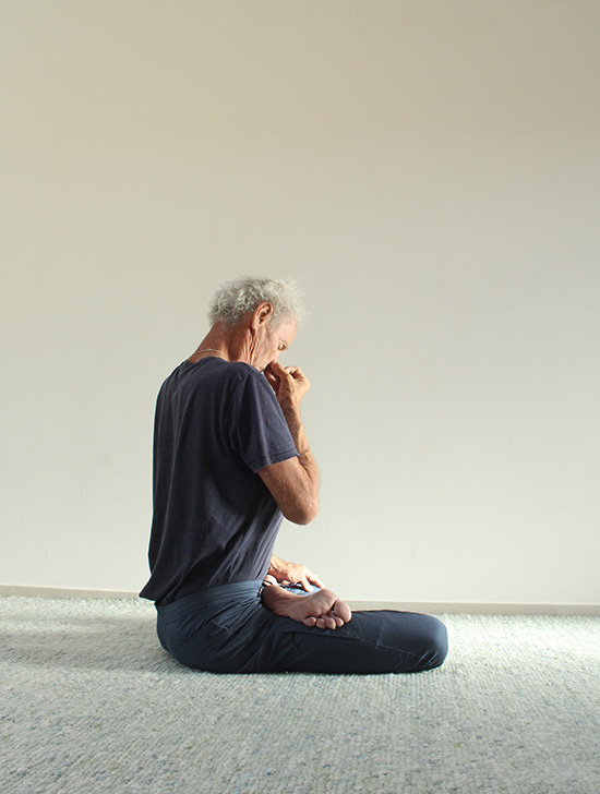 Yogapraktizierender bei einer konzentrierten Pranayama-Atemübung